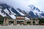 洞口雪峰云雾茶旅融合示范区挂牌，采茶制茶研学游预订火爆，打造全新旅游体验