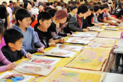 隆回滩头年画非遗工坊盛大开馆，游客亲身体验《老鼠娶亲》年画制作乐趣