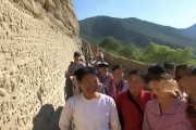 新邵县白云岩摩崖石刻研学基地开营，村民导游日赚300元，助力乡村振兴