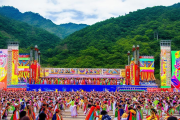 绥宁侗族“三月三歌会”盛况空前，湘桂黔三省游客纷至沓来，对歌擂台赛创新纪录